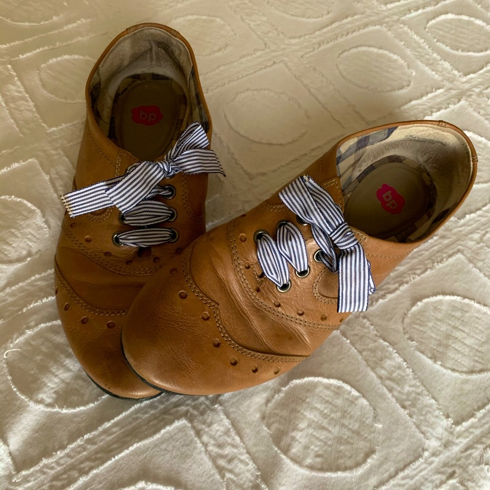 Leather Oxford style shoes with bow